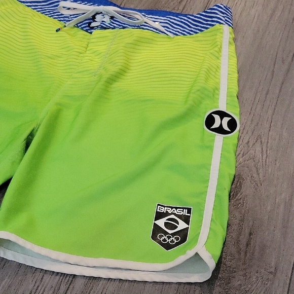 Hurley Phantom and Nike Collaboration with DRI-FIT and Stretch - Picture 7 of 12